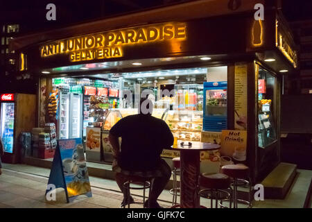 Eine übergewichtige Menschen saßen draußen ein Café direkt am Meer in Sliema auf der Insel Malta Stockfoto