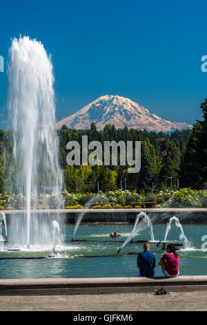 Blick auf Mount Rainier von University of Washington, Seattle, Washington, USA Stockfoto