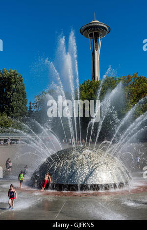Kinder spielen unter den internationalen Brunnen an einem heißen Sommertag, Seattle Center, Seattle, Washington, USA Stockfoto
