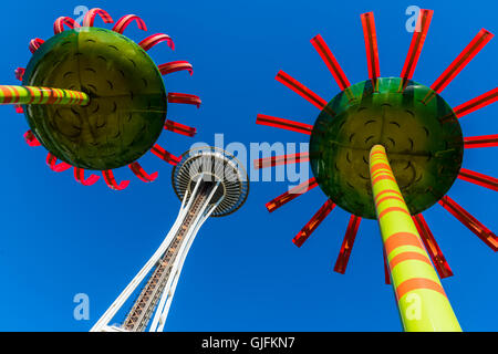 Die Sonic Bloom solarbetriebene Kunstinstallation mit Space Needle hinter, Pacific Science Center, Seattle, Washington, USA Stockfoto