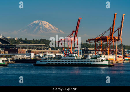 Washington State Ferry mit Hafen von Seattle und Mount Rainier hinter, Seattle, Washington, USA Stockfoto