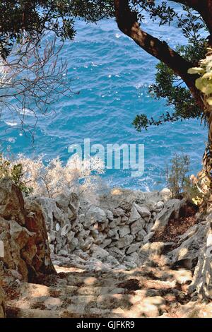 Treppen in den Fels gehauen und führt direkt zum Meer, in Sizilien, Italien Stockfoto