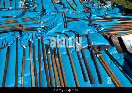 Alte Werkzeuge zum Verkauf an Llanthony Show in der Nähe von Abergavenny Monmouthshire South Wales UK Stockfoto