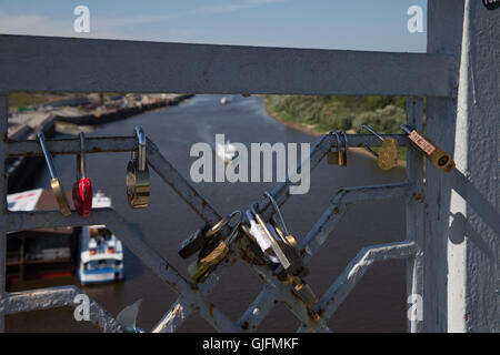 Befestigen Sie die Schlösser auf der Brücke der Liebenden. Stockfoto