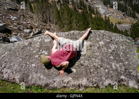 Bouldern und Klettern ohne Seile, im Sunderground Bereich der Zillertal, Österreich im Frühjahr. Stockfoto