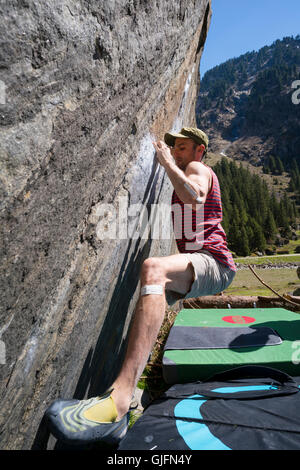 Bouldern und Klettern ohne Seile, im Sunderground Bereich der Zillertal, Österreich im Frühjahr. Stockfoto
