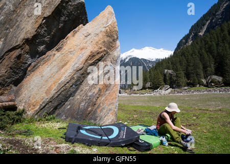 Eine Frau Bouldern oder Klettern ohne Seile, im Sunderground Bereich der Zillertal, Österreich im Frühjahr. Stockfoto