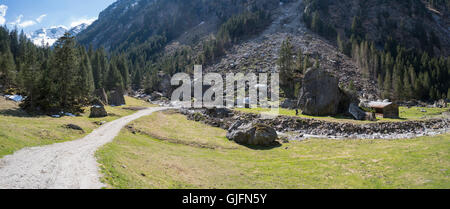 Bouldern und Klettern ohne Seile, im Sunderground Bereich der Zillertal, Österreich im Frühjahr. Stockfoto
