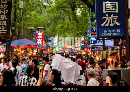 17. August 2015.  Xian, China. Die überfüllten muslimischen Lebens Straße nachts in der Stadt Xian China in Shaanxi belebten. Stockfoto