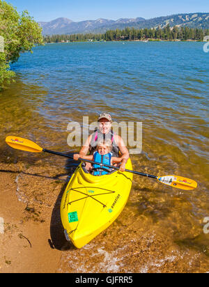 Mutter und Mädchen im Kajak auf Big Bear Lake in Südkalifornien Stockfoto