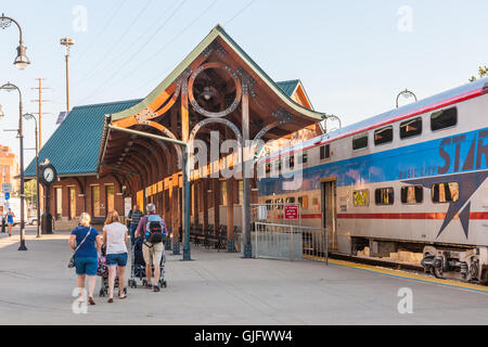 Familienoberhäupter in die Innenstadt nach dem Aussteigen aus der Music City Star s-Bahn Haltestelle am Flussufer in Nashville, Tennessee. Stockfoto