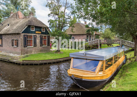 Traditionelle Touristenboot in den Kanälen von Giethoorn, Niederlande Stockfoto