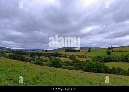 Die sanften Hügel der Pennines, in der Nähe von Kapelle-En-le-Frith in Derbyshire, unter einem grauen Coudy Himmel Stockfoto