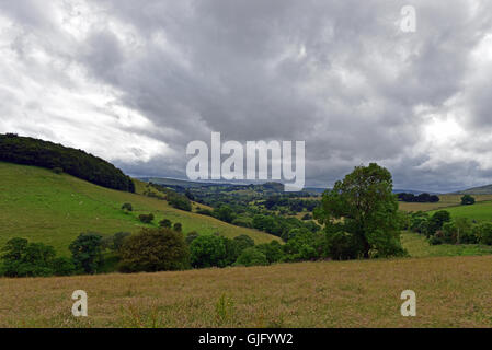 Die sanften Hügel der Pennines, in der Nähe von Kapelle-En-le-Frith in Derbyshire, unter einem grauen Coudy Himmel Stockfoto