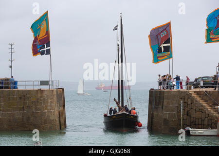 Meer Salze & Segel, farbigen Fahnen im Wind, Mousehole Hafen, Cornwall, UK. Stockfoto