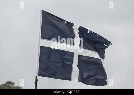 Flagge von Cornwall in den Hafen von Mousehole, Cornwall, UK. Stockfoto