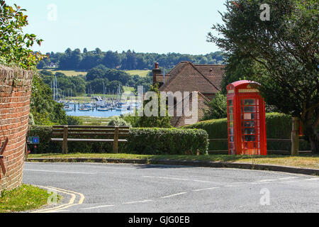 Rote Telefonzelle mit Blick auf den Fluss Hamble in alten Bursledon genommen Stockfoto