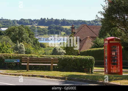 Rote Telefonzelle mit Blick auf den Fluss Hamble in alten Bursledon genommen Stockfoto