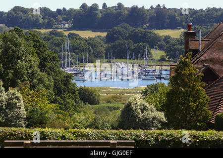 Rote Telefonzelle mit Blick auf den Fluss Hamble in alten Bursledon genommen Stockfoto