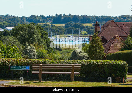 Rote Telefonzelle mit Blick auf den Fluss Hamble in alten Bursledon genommen Stockfoto