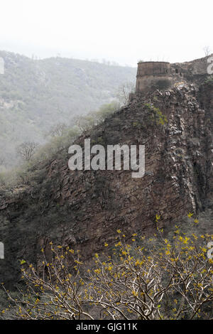 Eine alte Bastion, gelegen auf einem Hügel und Teil des Bala Quila Forts von Alwar Rajasthan Indien Stockfoto