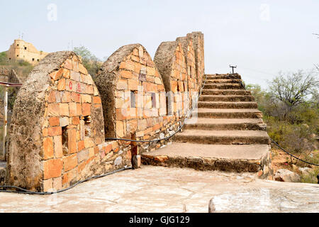 Die alte steinerne Treppe entlang einer Brüstungsmauer der Bala Quila Fort von Alwar Rajasthan Indien Stockfoto