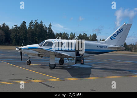 Eine Piper PA-31-Twin engined Licht Pendler Flugzeuge am Flughafen Qualicum BC Kanada. SCO 11.158. Stockfoto