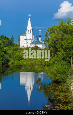 Schöne Landschaft mit Heiligen Cosmas und Damian Kirche (1725), Susdal, Russland Stockfoto