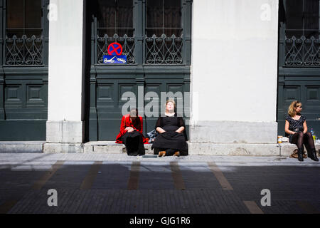 Eine Frau sonnt sich in Brüssel, Belgien Stockfoto
