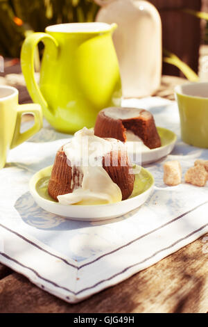 Schokolade Soufflee mit Zucker des Konditors Stockfoto