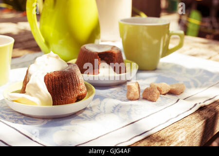 Schokolade Soufflee mit Zucker des Konditors Stockfoto