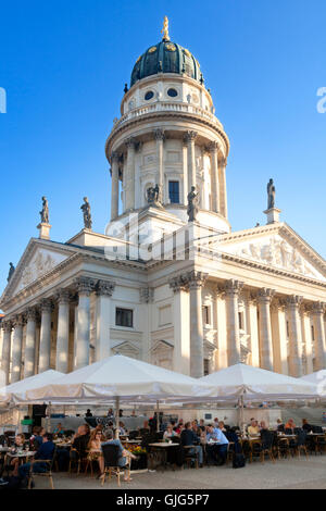 Die deutsche Kirche und alfresco Restaurant, Platz Gendarmenmarkt, Mitte, Berlin, Deutschland. Stockfoto