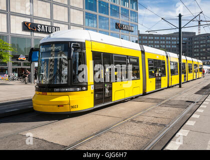 Gelben Straßenbahn am Alexanderplatz, Mitte, Berlin, Deutschland. Stockfoto