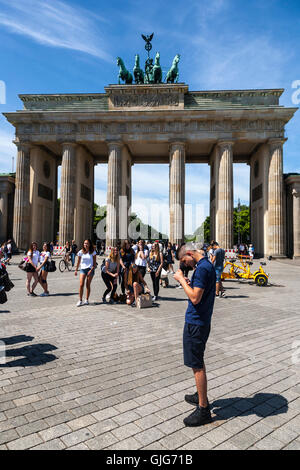 Touristen auf dem Brandenburger Tor, Pariser Platz (Brandenburger Tor), Mitte, Berlin, Deutschland. Stockfoto