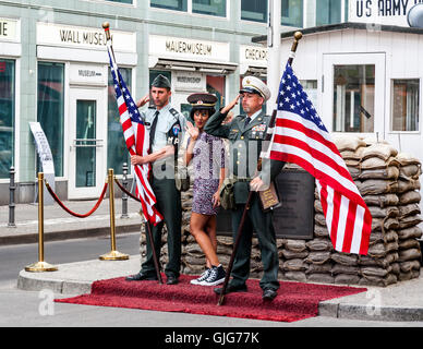 Tourist, posiert für ein Foto am Checkpoint Charlie, Mitte, Berlin, Deutschland. Stockfoto