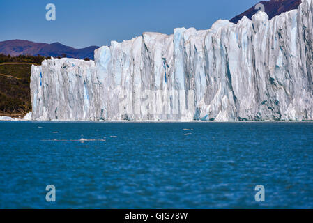 Tagesansicht aus dem Wasser auf dem Perito Moreno Gletscher in Patagonien, Argentinien. Stockfoto