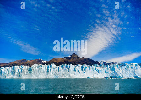 Der Nationalpark Los Glaciares, Argentinien - 21. März 2016: Tagesansicht aus dem Wasser auf dem Perito Moreno Gletscher vor dem moun Stockfoto