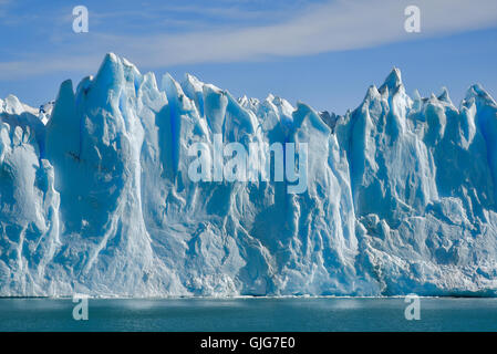 Tagesansicht aus dem Wasser auf dem Perito Moreno Gletscher in Patagonien, Argentinien. Stockfoto