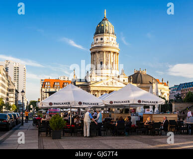 Die deutsche Kirche und alfresco Restaurant, Platz Gendarmenmarkt, Mitte, Berlin, Deutschland. Stockfoto