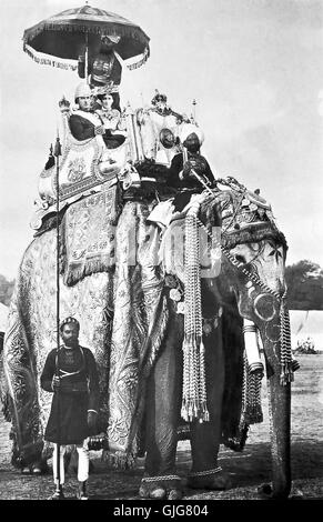 George Nathaniel Curzon, 1. Marquess Curzon of Kedleston und Mary Curzon auf dem Elefant Lakshman Prasad in Delhi Stockfoto