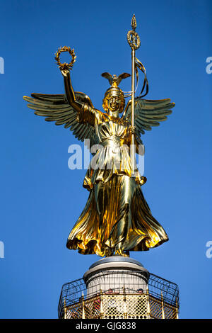 Goldene Statue von Victoria auf der Siegessäule Siegessäule, Tiergarten, Berlin, Deutschland. Stockfoto