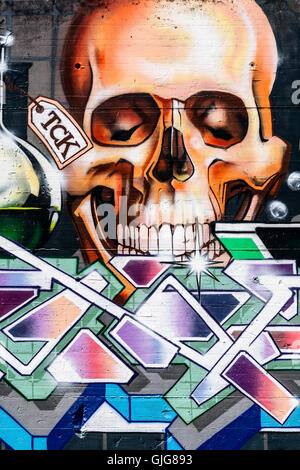 Graffiti Skull sprühte auf der Überrest einer alten Mauer, Friedrichshain, Berlin, Deutschland. Stockfoto