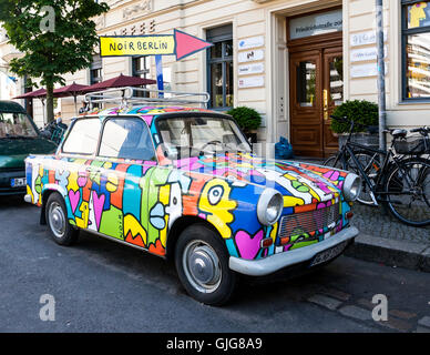 Alten Trabant mit einem psychedelischen Lackierung außen Noir Berlin, Mitte, Berlin, Deutschland. Stockfoto