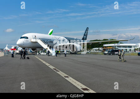 BERLIN, Deutschland - 2. Juni 2016: Die neuesten Airbus A350-900 XWB auf dem Flugplatz. Ausstellung ILA Berlin Airshow 2016 Stockfoto