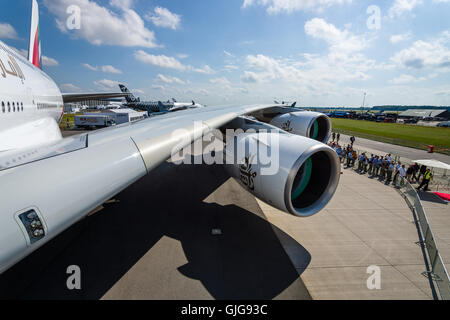 Detail des Flügels und ein Turbofan-Triebwerk "Engine Alliance GP7000" das größte Flugzeug der Welt - Airbus A380. Stockfoto