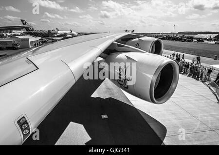 Detail des Flügels und ein Turbofan-Triebwerk "Engine Alliance GP7000" das größte Flugzeug der Welt - Airbus A380. Stockfoto