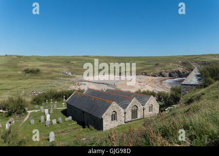 Die Pfarrei St. Winwaloe, Kirche der Stürme, Gunwalloe Kirche Cove Beach bin Lizard, Cornwall, UK. Stockfoto