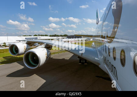 Detail des Flügels und ein Turbinen-Kreiselbegläse "Engine Alliance GP7000" des Airliner - Airbus A380. Stockfoto