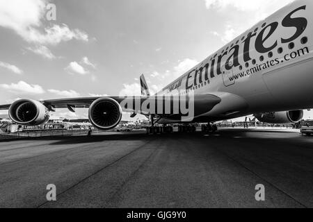 Detail des Flügels und ein Turbinen-Kreiselbegläse "Engine Alliance GP7000" des Airliner - Airbus A380. Stockfoto