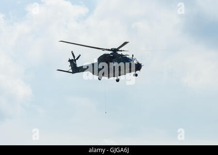 Hubschrauber NH90 der Bundeswehr. Demonstrative Leistung. Stockfoto